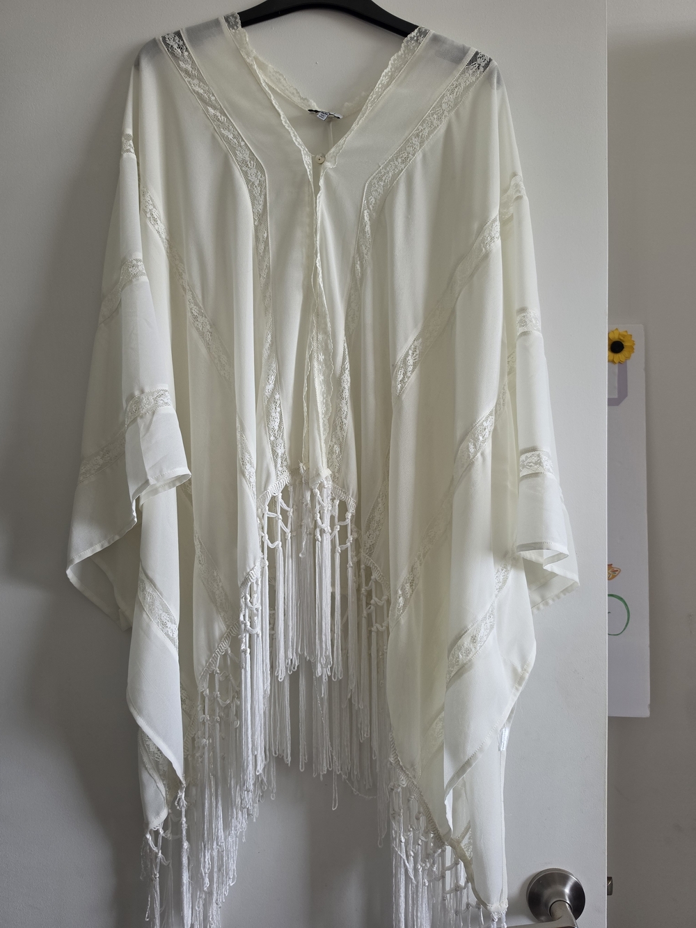 Beautiful Cream Lace-Trim Fringe Kimono Cape